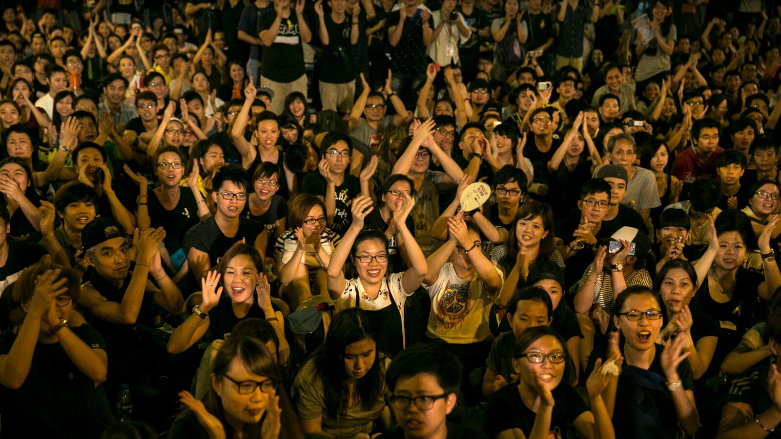 cheats/2014/10/04/hong-kong-protests-go-on-after-ultimatum/141004-hongkong-cheat_qegt8z