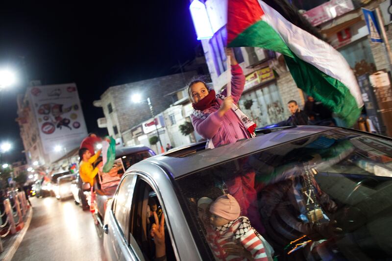 galleries/2012/12/01/palestinians-party-after-u-n-recognizes-palestine-as-a-non-member-state-photos/palestine-celebrates-un-5_tovqve