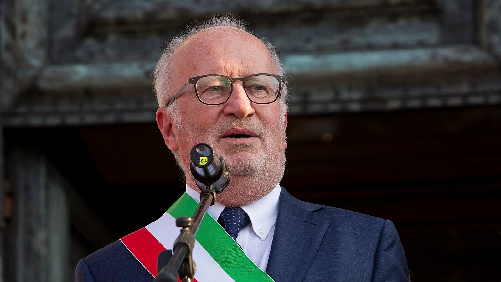 cheats/2014/06/04/venice-mayor-arrested-for-corruption/140604-venice-mayor-cheat_qgde9p