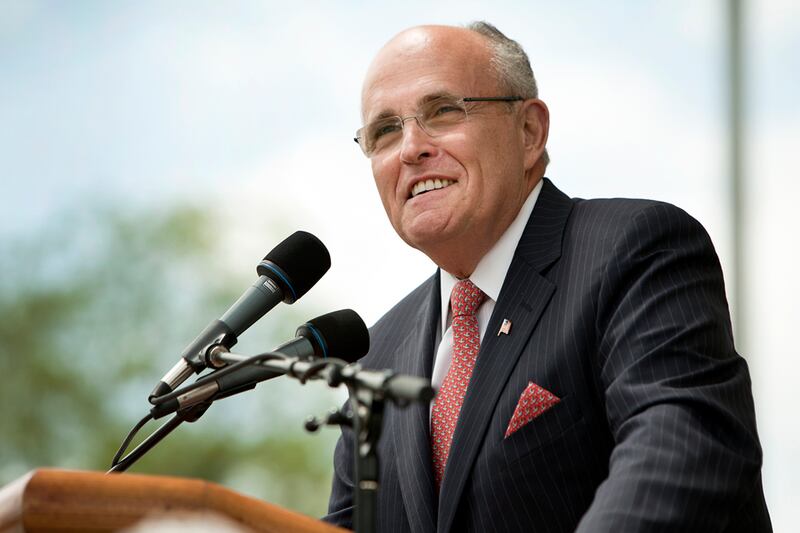 articles/2011/07/13/rudy-giuliani-tests-the-2012-presidential-waters-in-new-hampshire/rudy-Giuliani-NH-latimer_jshl9b