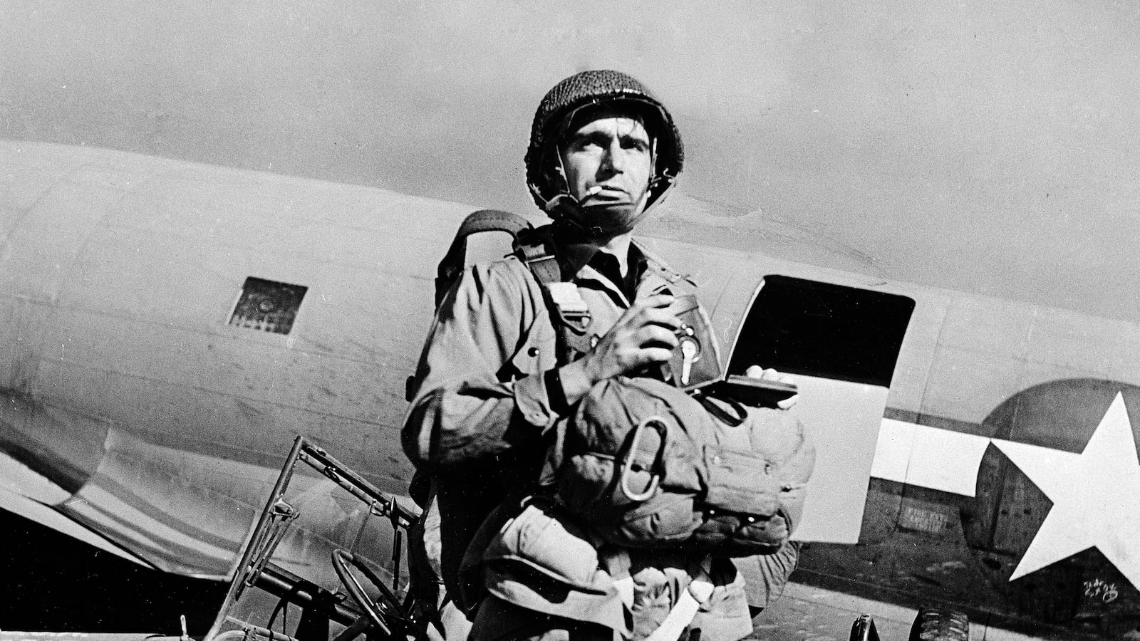 articles/2015/11/11/robert-capa-s-forgotten-world-war-ii-photos/151110-mills-robert-capa-tease_avu6nu