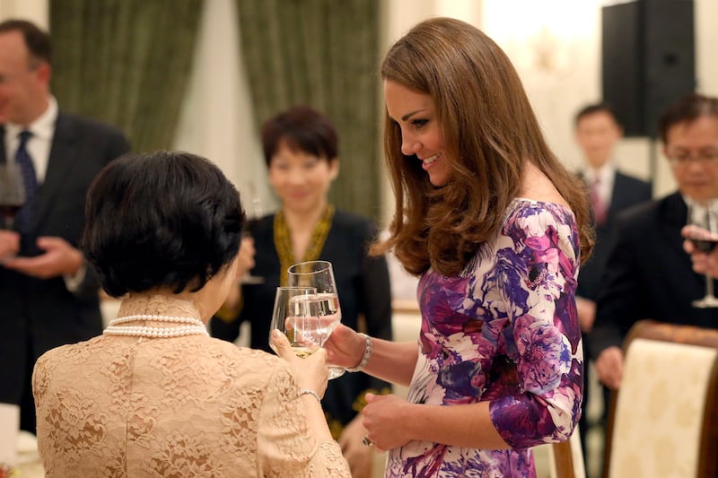 articles/2012/11/30/tick-tock-11-signs-kate-middleton-is-pregnant/sykes-kate-william-singapore-water_rbhmiv