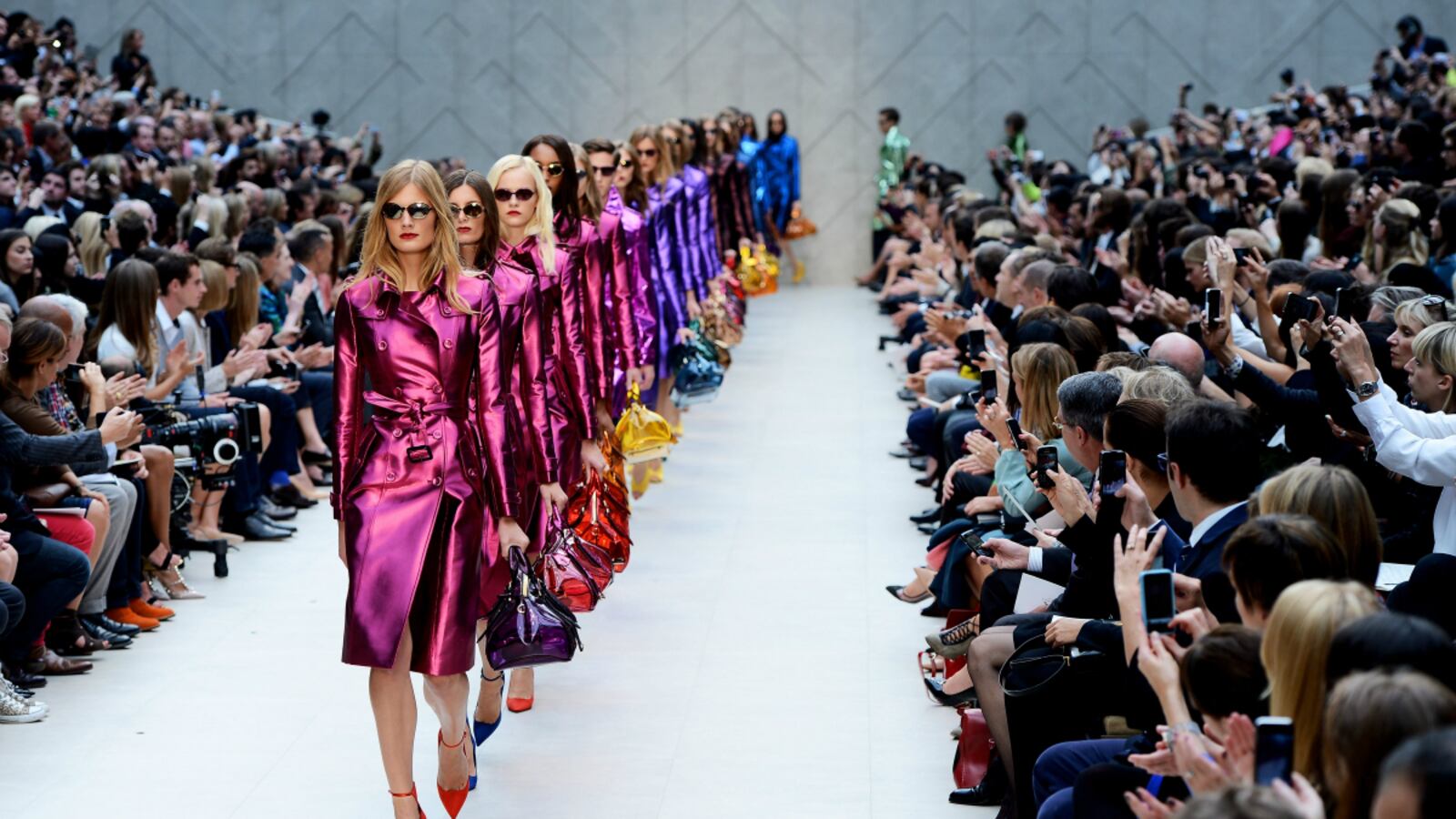 articles/2012/09/17/photo-of-the-day-burberry-s-technicolor-rainbow/burberryfinale1_rqyzjt