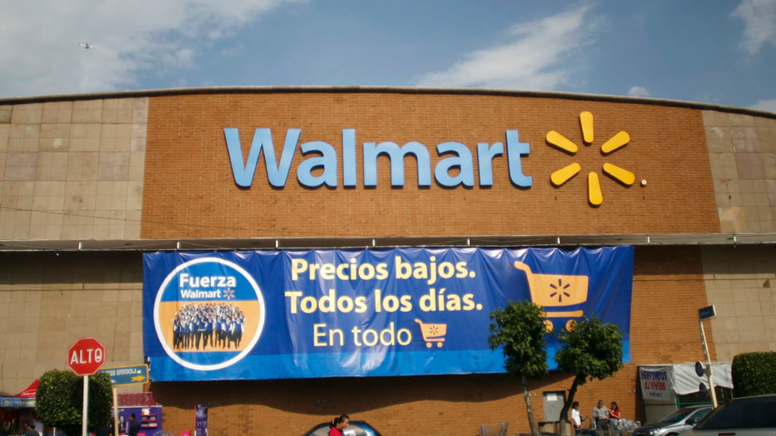 articles/2012/04/23/wal-mart-scandal-in-mexico-points-to-u-s-hypocrisy/wal-mart-mexico-bribery-ackerman_cplavq