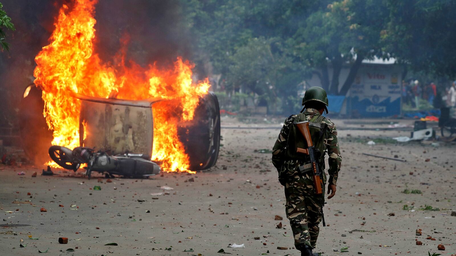 170826-india-rioting-guru-rape-cheat_vbnkpg