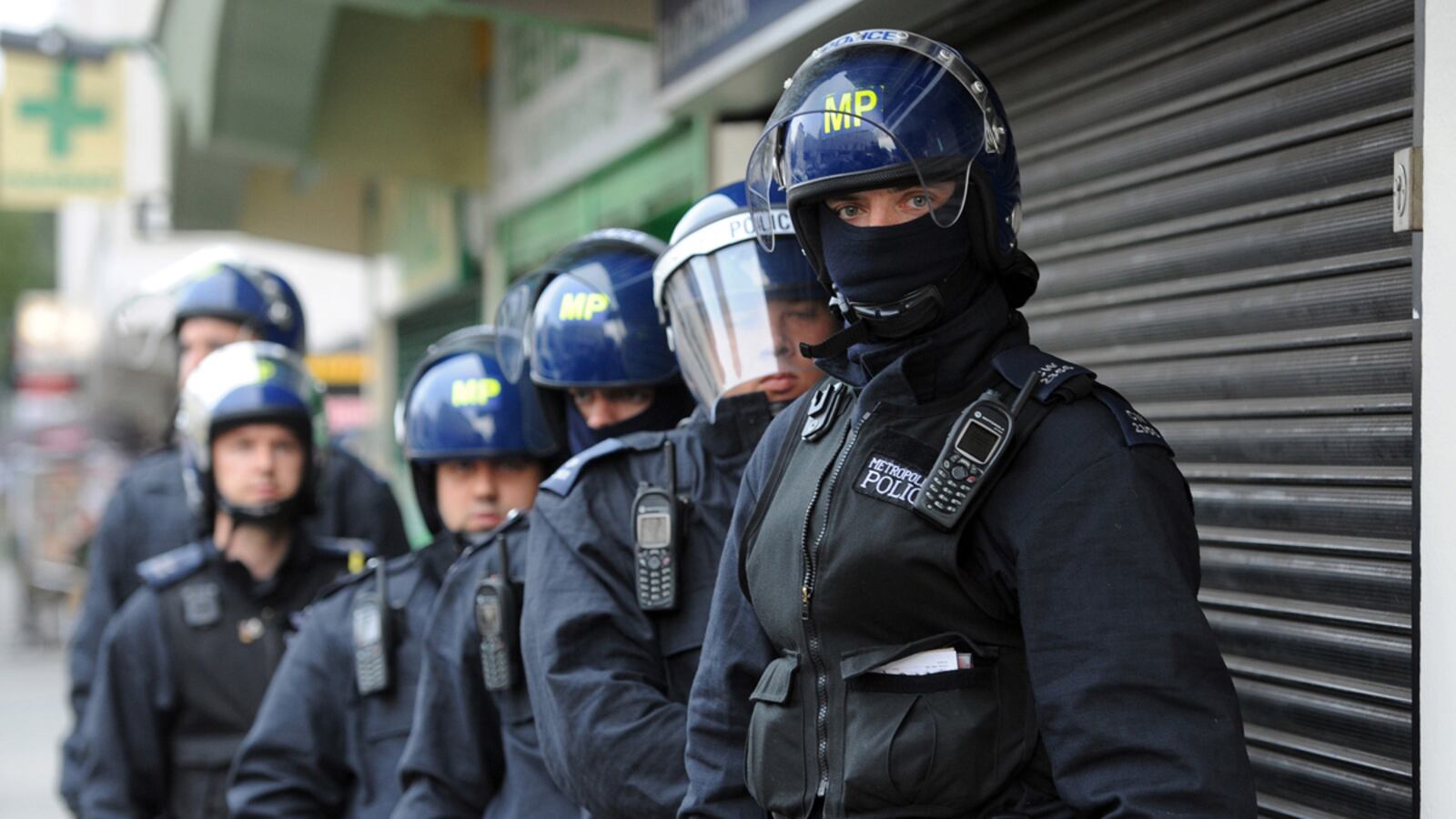 cheats/2011/08/14/british-police-doubt-bratton-s-advice/london-riot-gear-bungey_b0uvt8