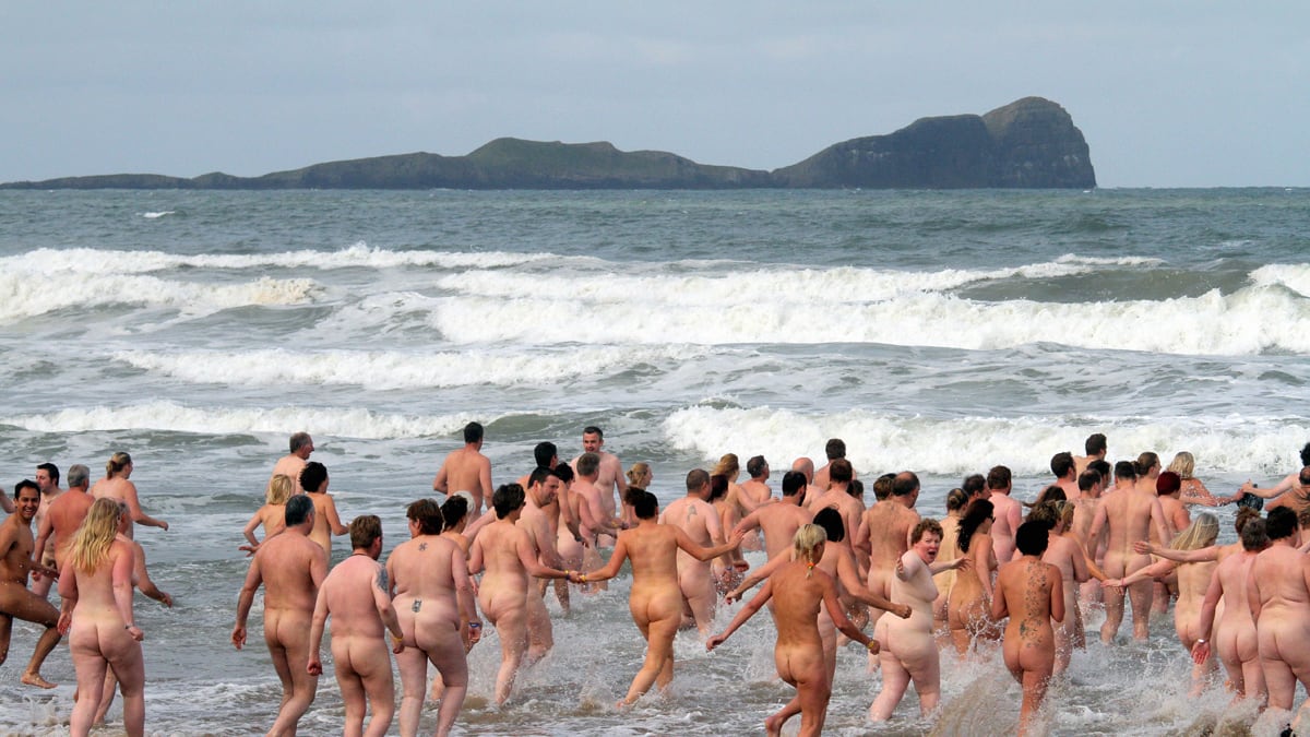 cheats/2011/06/20/wales-skinny-dippers-go-for-guinness-world-record/wales-skinny-dippers-cheat_knounu