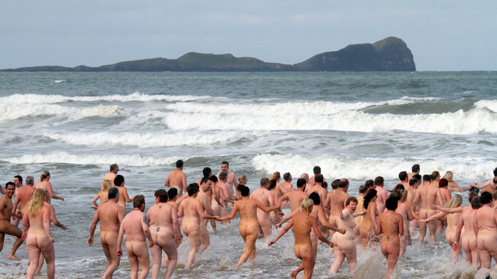 cheats/2011/06/20/wales-skinny-dippers-go-for-guinness-world-record/wales-skinny-dippers-cheat_knounu