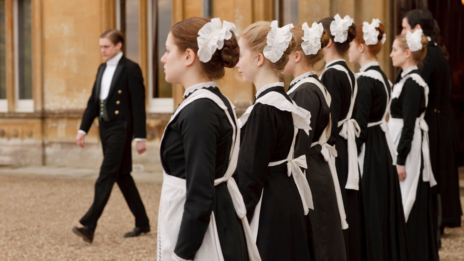 articles/2011/09/18/downton-abbey-julian-fellowes-smash-bbc-hit-begins-second-season/downton-abbey-underhill_wqiszy