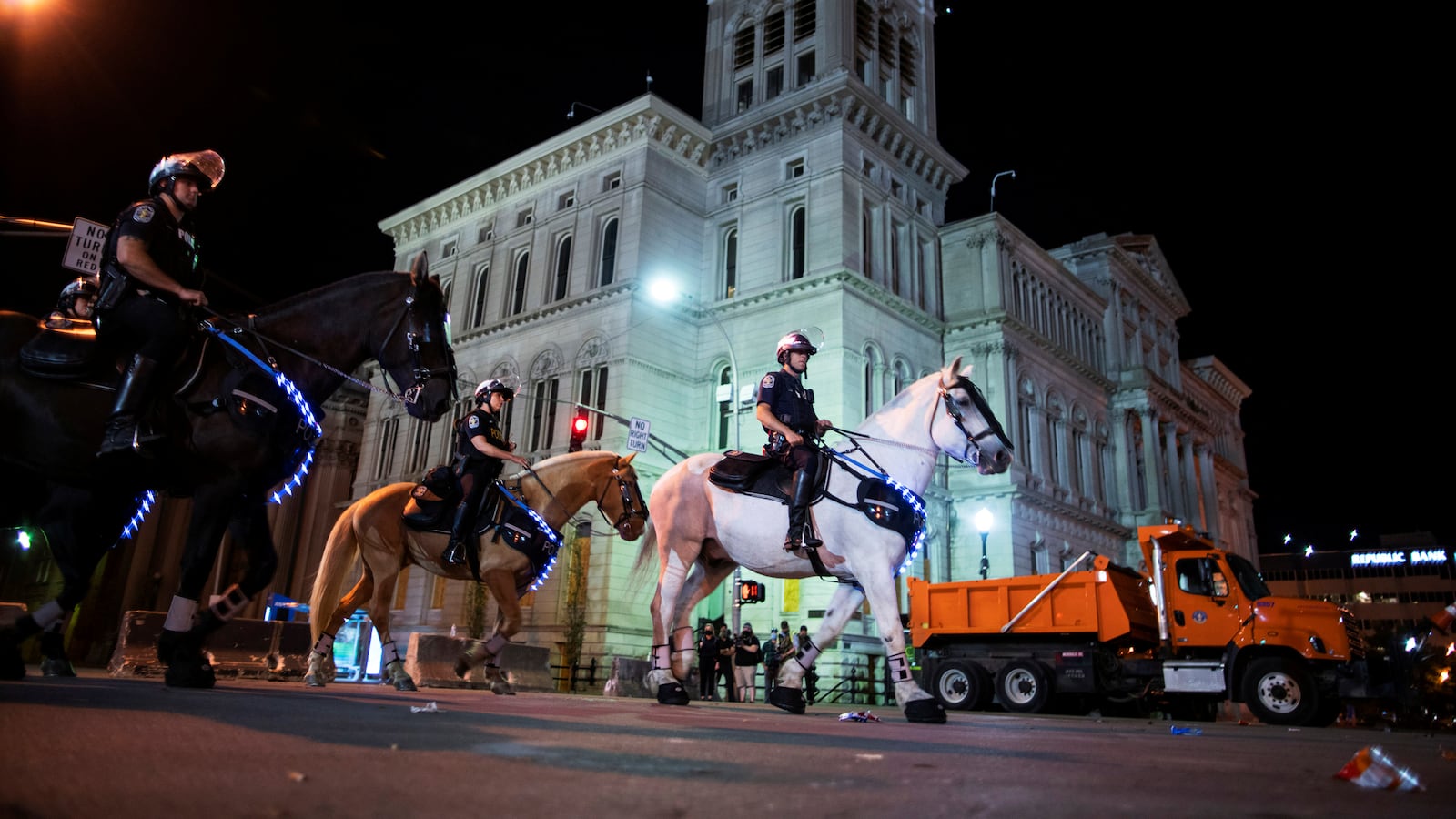 2020-09-27T040824Z_213283809_RC2S6J9TP1YG_RTRMADP_3_GLOBAL-RACE-USA-LOUISVILLE_icsvuv