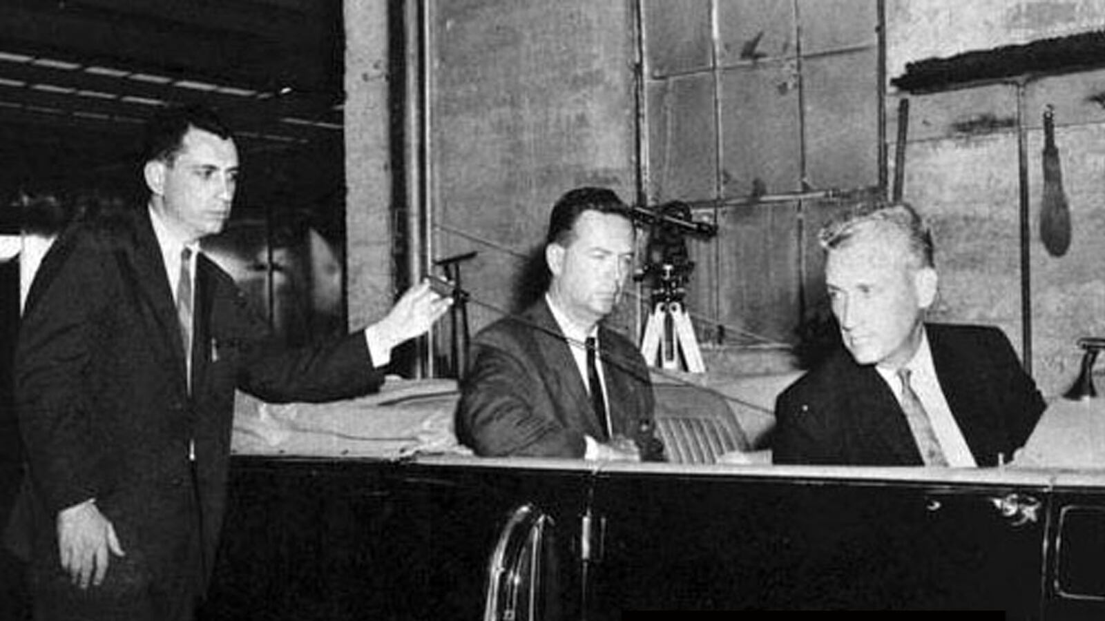 articles/2013/11/08/shanin-specter-on-his-50-years-with-the-single-bullet-theory/131107-arlen-specter-single-bullet_ddjnoz