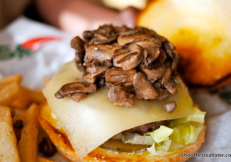 galleries/2010/06/17/40-unhealthiest-burgers/deadliest-burgers---chilis-mushroom-swiss-burger_bgdav2