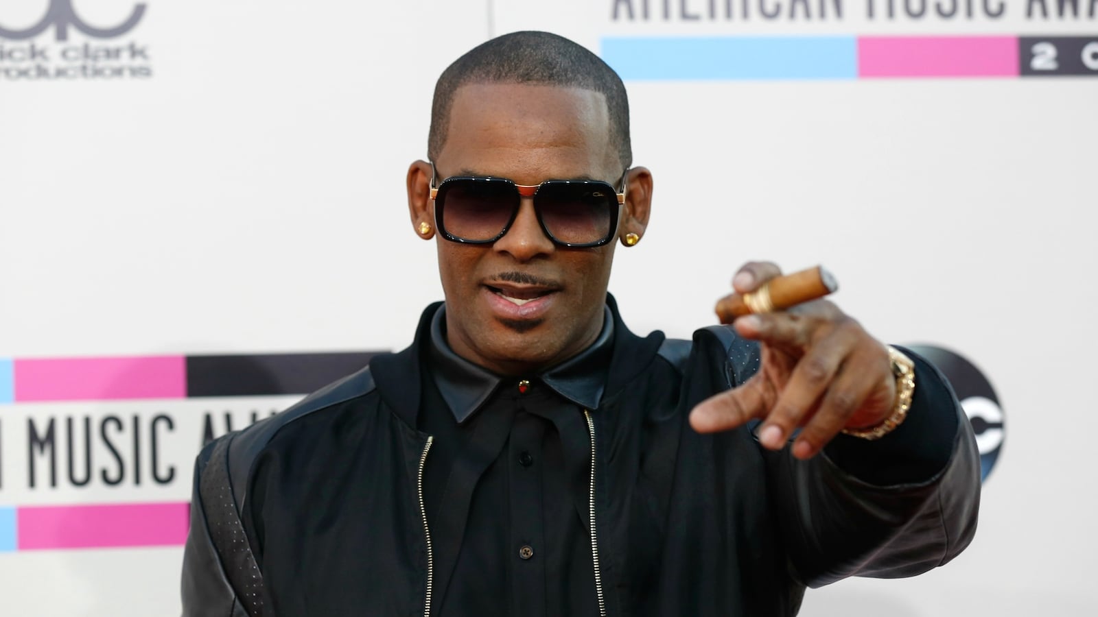 cheats/2016/01/20/r-kelly-doesn-t-believe-cosby-rape-allegations/160120-rkelly-cheat_xqqrec