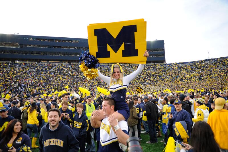 galleries/2014/11/06/25-sexiest-colleges-photos/141028-party-college24_qmlgob