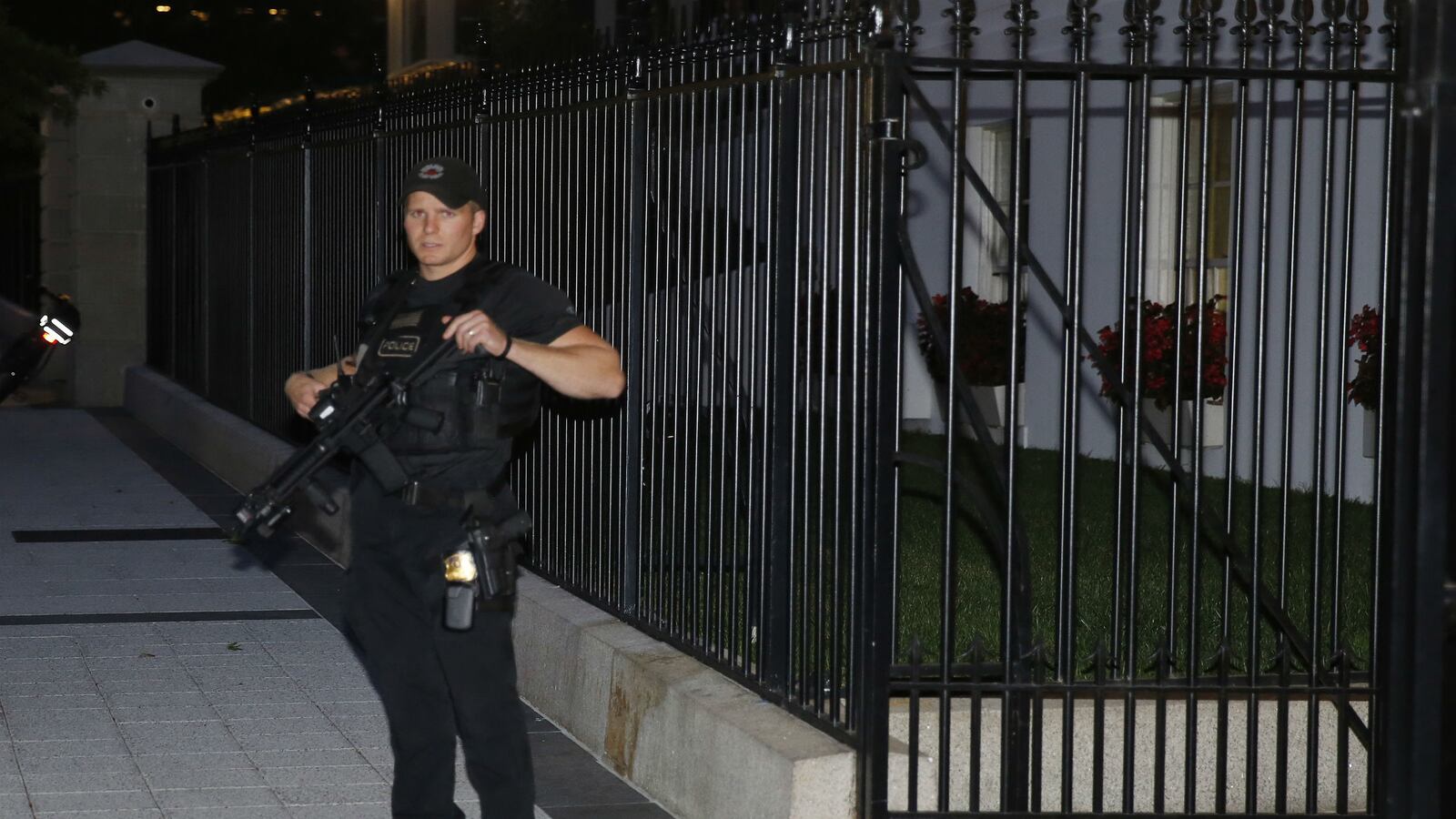 cheats/2014/09/22/family-white-house-intruder-needs-help/140921-white-house-intruder-cheat_jdesv4