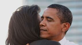 cheats/2009/02/15/obamas-do-v-day/barack-obama-michelle-obama-embrace_kp1fp3