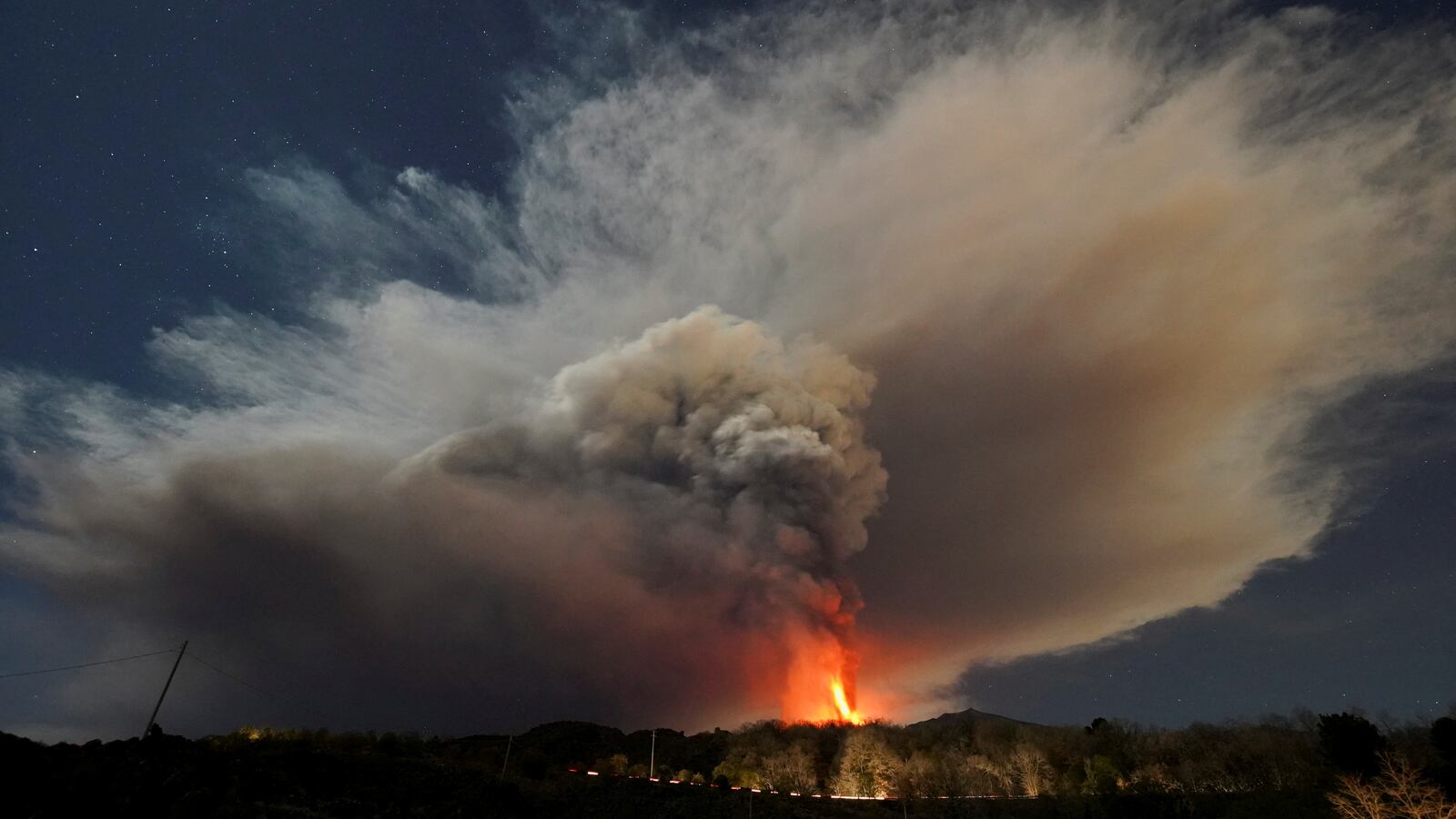 2022-02-10T220604Z_396044584_RC28HS9CB9AW_RTRMADP_3_ITALY-ETNA_khan3q