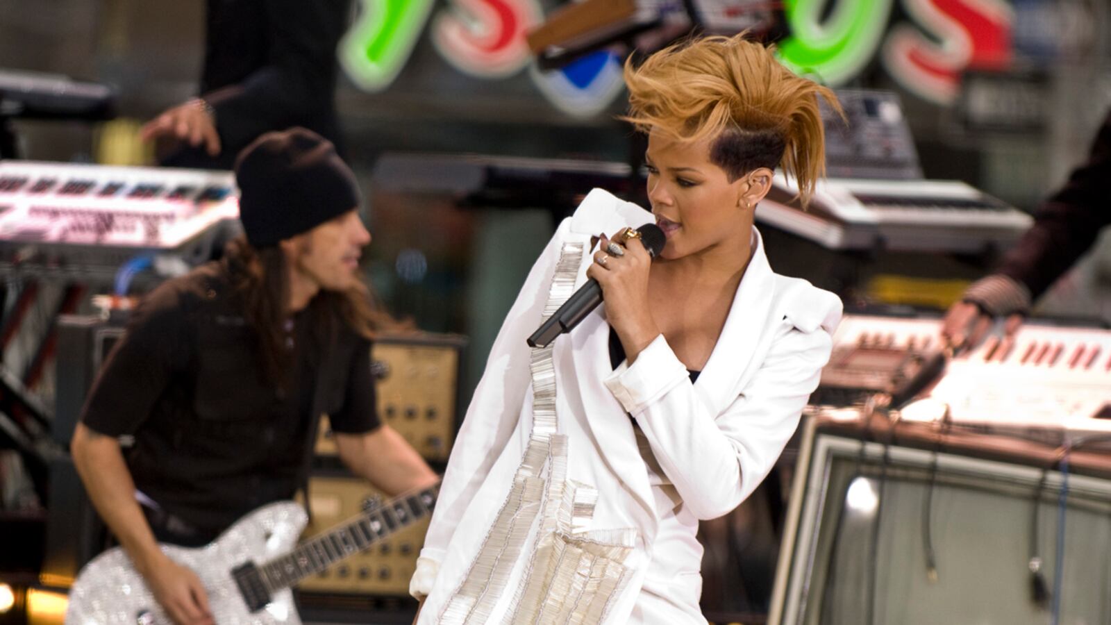 cheats/2011/12/20/mag-editor-out-after-rihanna-slur/rihanna-hair_ga2ps3