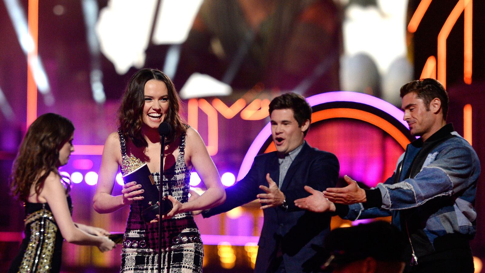 articles/2017/05/06/2017-mtv-movie-tv-awards-what-time-it-starts-where-to-watch-and-how-to-live-stream-online/170506-jones-mtv-movie-tease_dsqaec