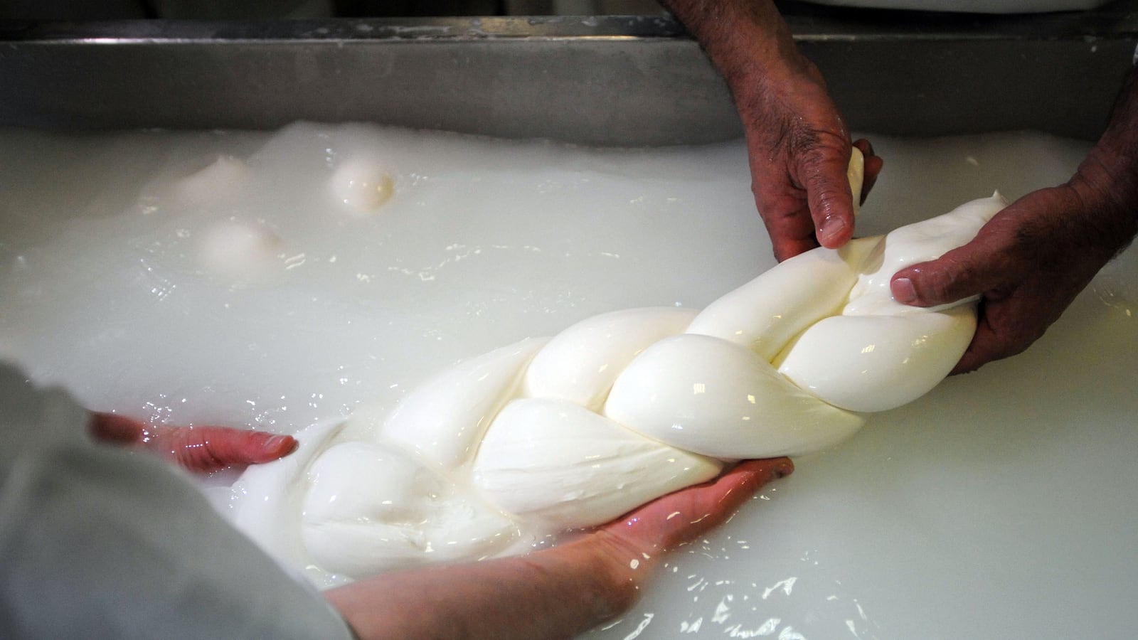 articles/2014/03/20/the-mafia-plants-death-in-italy-s-land-of-mozzarella/140318-nadeau-italy_k4bcnp