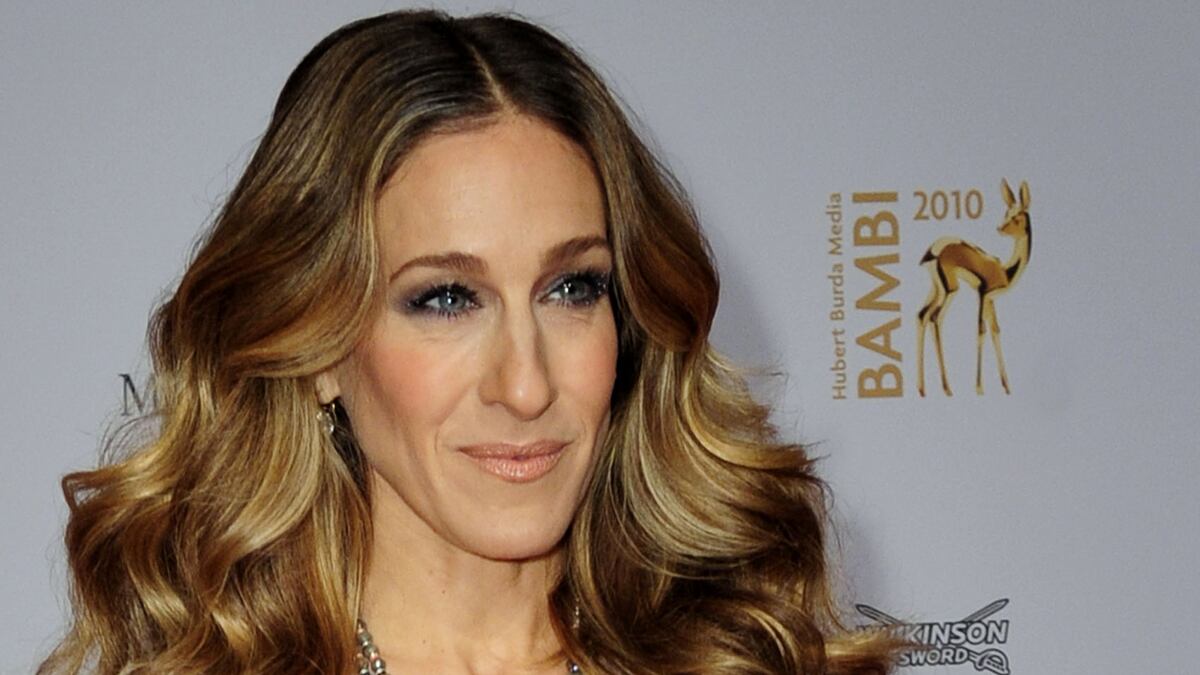 cheats/2011/07/06/sarah-jessica-parker-and-angelina-jolie-among-top-earning-actresses/sjp-cheat_sabiro