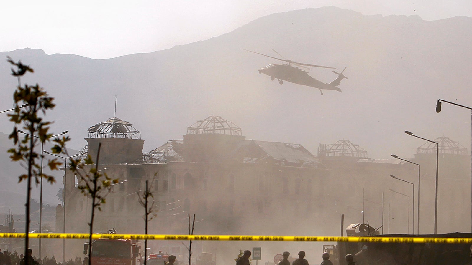 cheats/2011/10/29/afghan-bomber-strikes-nato-bus/kabul-bus-bomb-cheat_vlyfvi