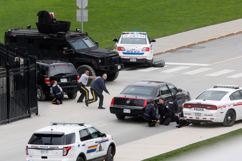 galleries/2014/10/22/ottawa-shooting-photos/141022-ottawa-shooting-3_uascss