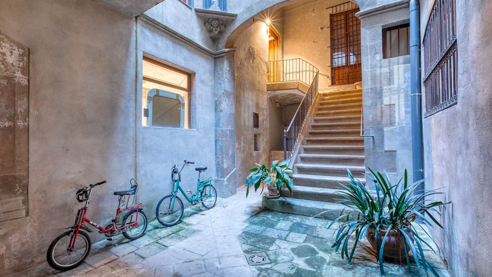 220602-omg-barcelona-palace-01_mbnbaj