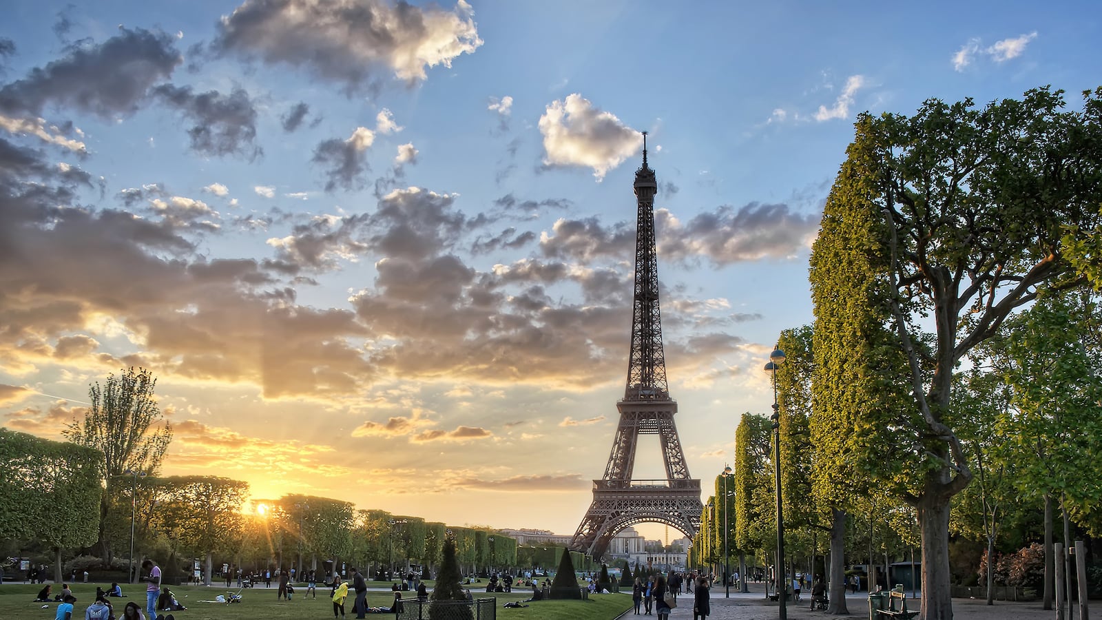 articles/2014/06/09/discovering-the-charms-of-la-france-profonde/140608-woolf-paris-tease_quujyb