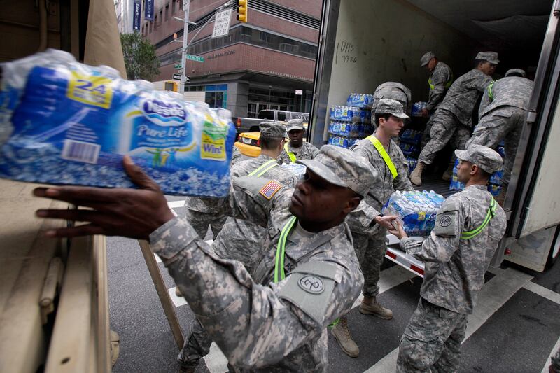 galleries/2012/11/06/sandy-s-shortages-power-gas-water-more-photos/sandy-shortages-water_vbk9em