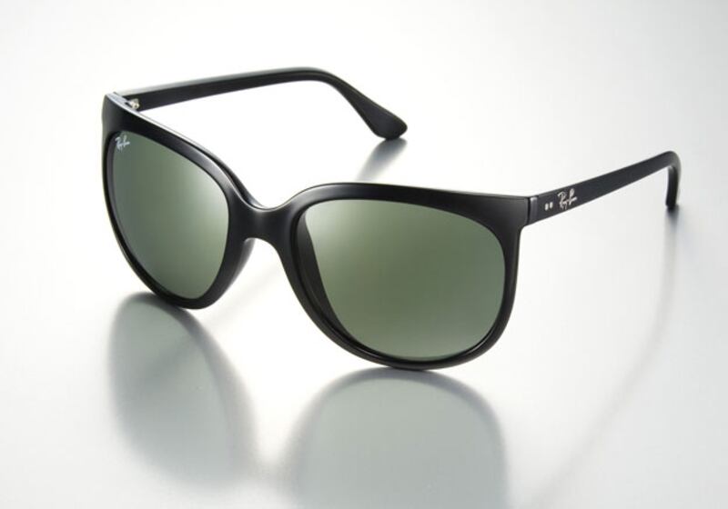 galleries/2009/06/03/the-new-beach-essentials/beach-bag---rayban-sunglasses_psxjbu