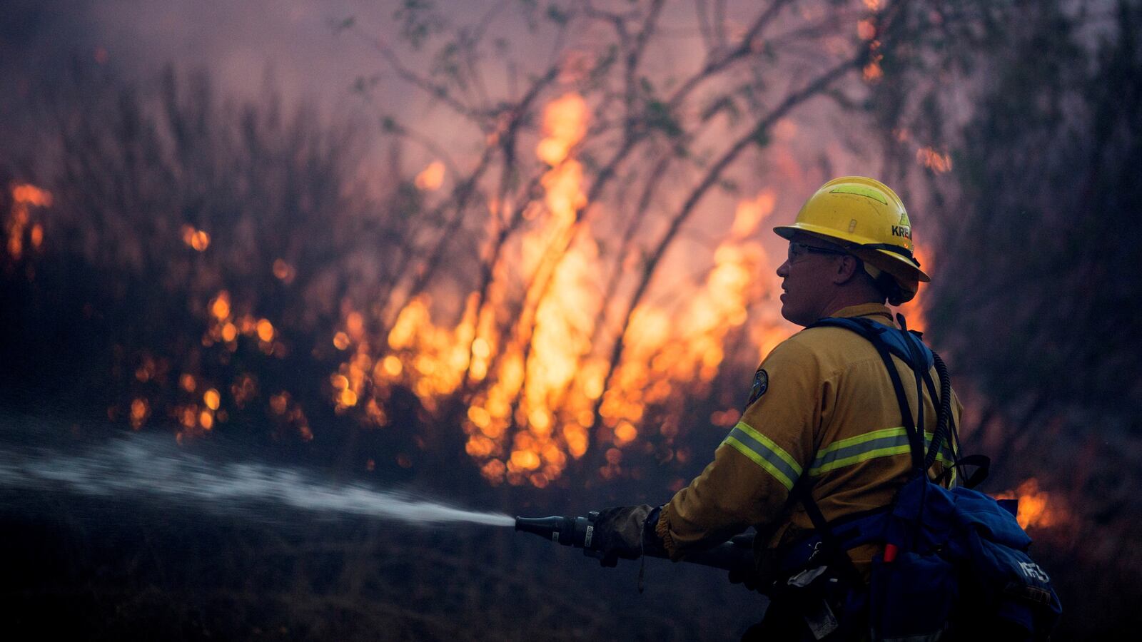 2020-10-27T024406Z_2055159507_RC2QQJ9QJTRY_RTRMADP_3_USA-WILDFIRE-CALIFORNIA_bd7nkh