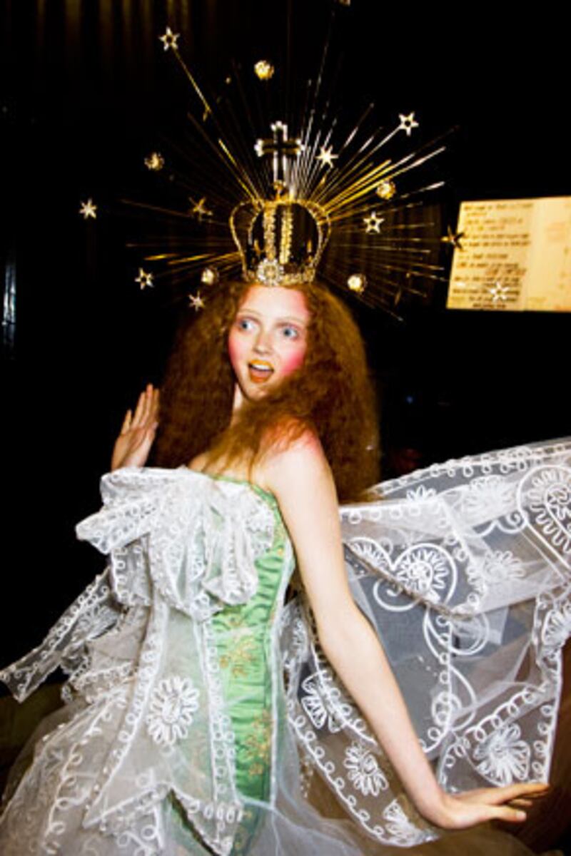 galleries/2009/12/18/backstage-dior/dior-5_gnvznm