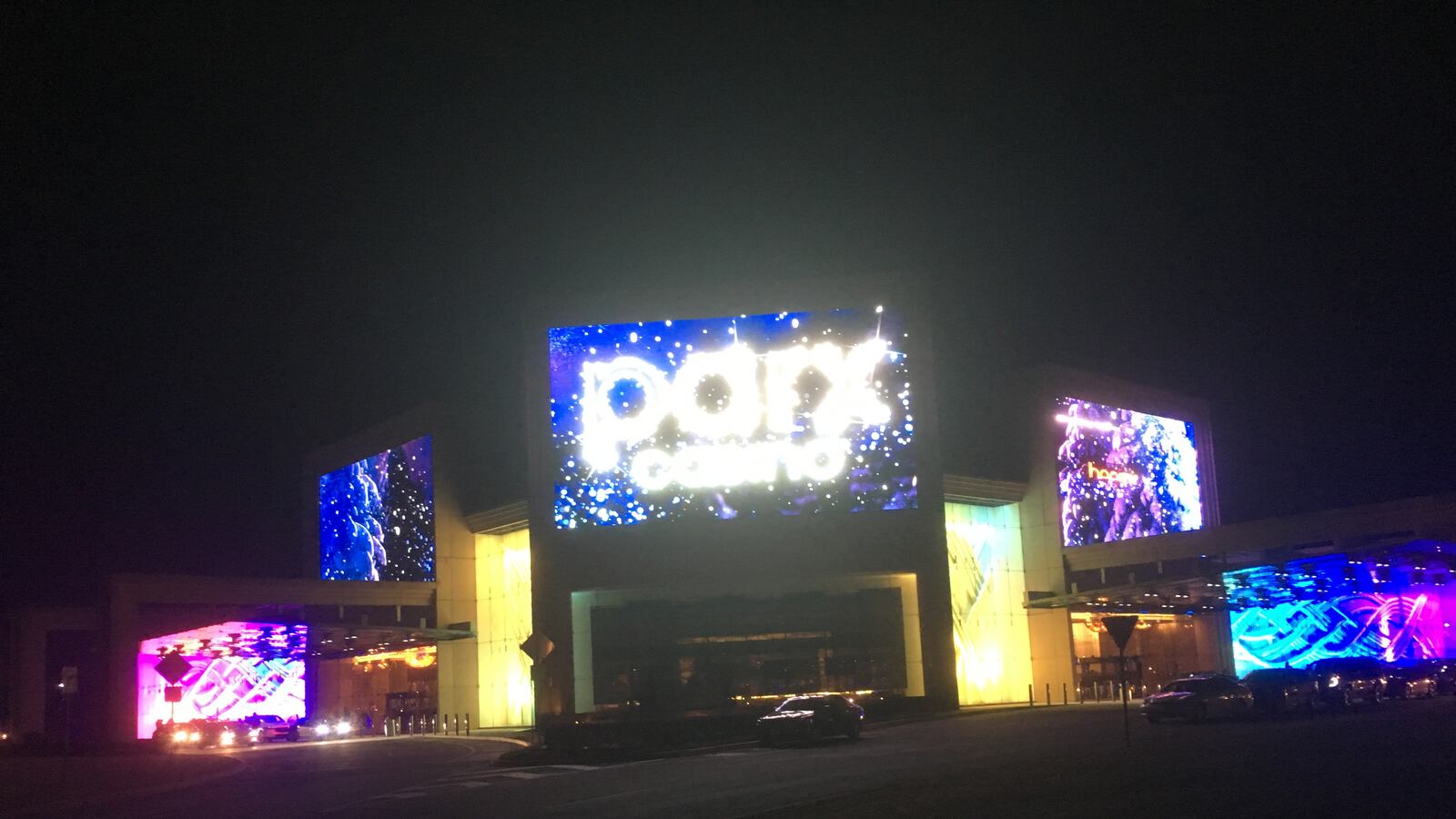 Parx_Casino_main_entrance_at_night_iqhwgb