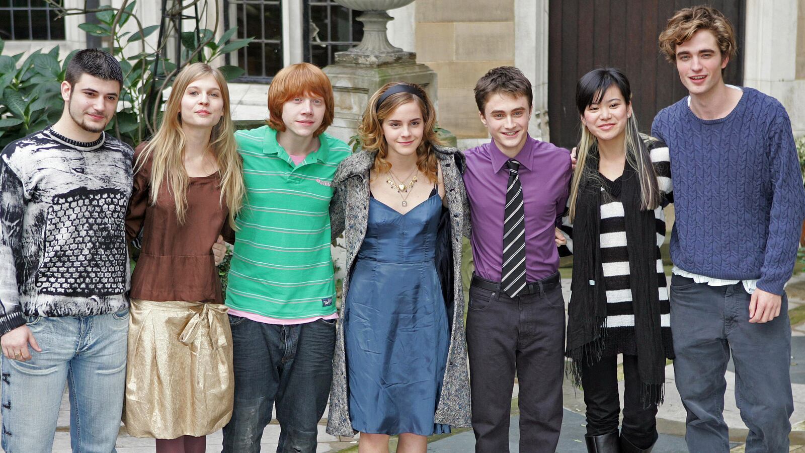 cheats/2015/12/21/hermione-is-black-in-new-harry-potter/151221-potter-cast-cheat_skoyoq