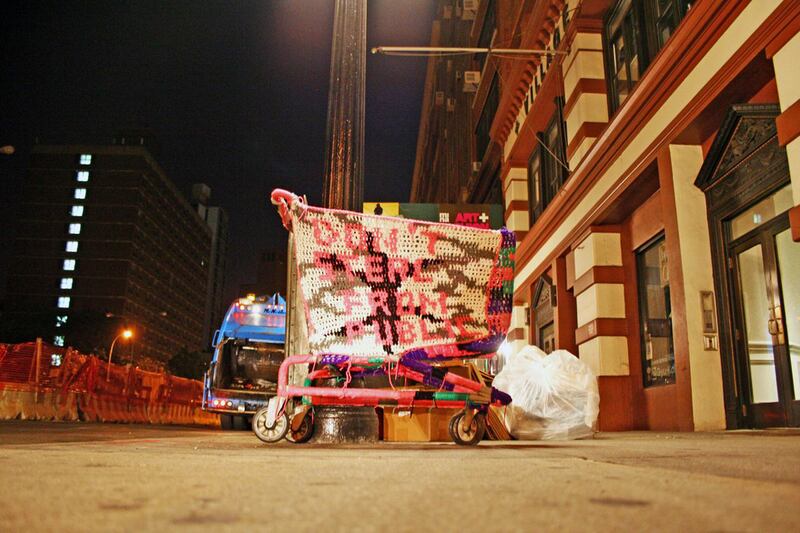 galleries/2011/08/12/olek-crochets-new-art/olek-shopping-cart-4_wslvvh