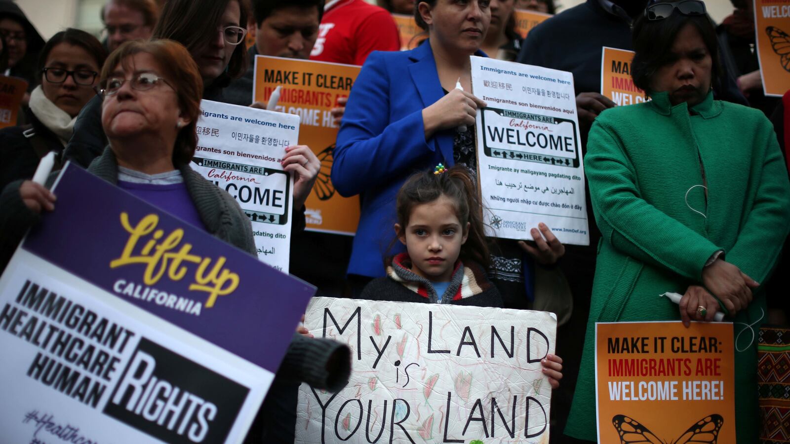 articles/2017/01/28/latinos-donald-trump-dilemma-resist-or-reach-out/170127-Navarrette-Trump-immigration-tease_teztsc