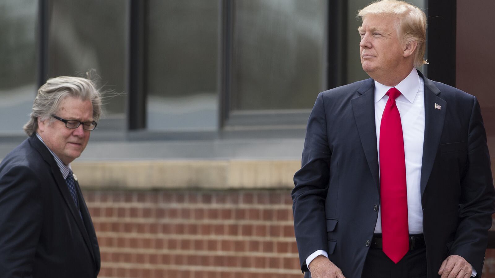 170801-laswin-trump-bannon-tease_bbsjnt