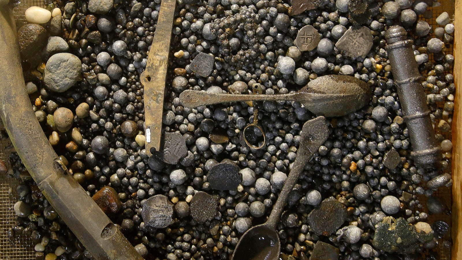 cheats/2013/09/25/pirate-treasure-found-from-1717-shipwreck/130925-pirate-treasure-cheat_qvjkze