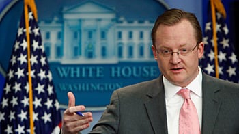 articles/2009/08/17/secretary-of-defensiveness/siegel-robert-gibbs_43978_yetoxb