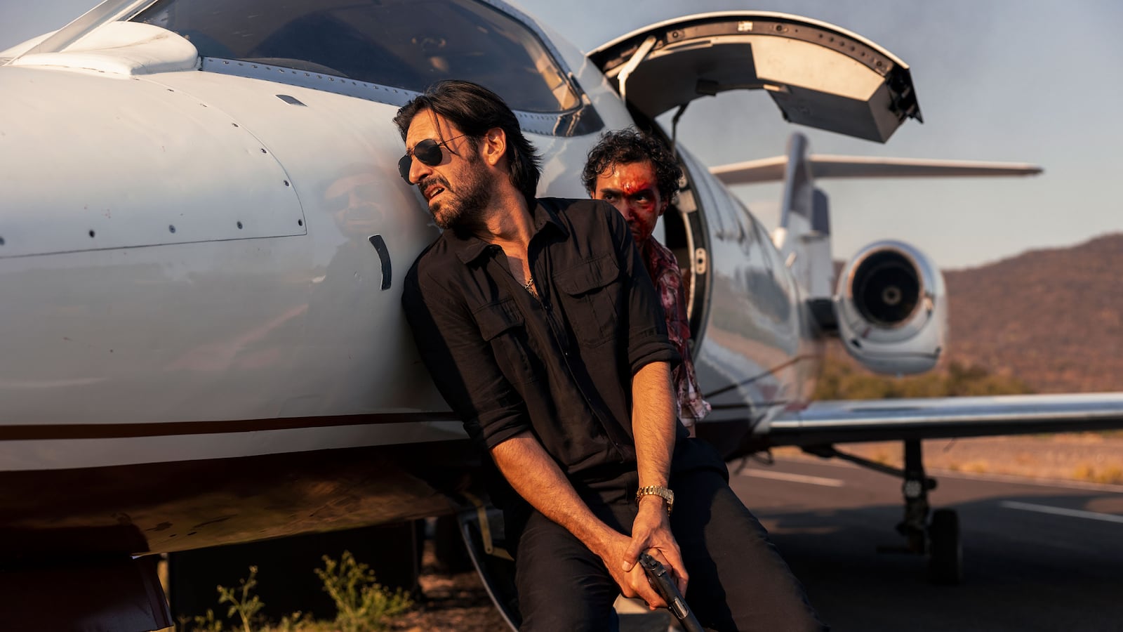 121027-Schager-Narcos-Mexico-tease_vvl6mr