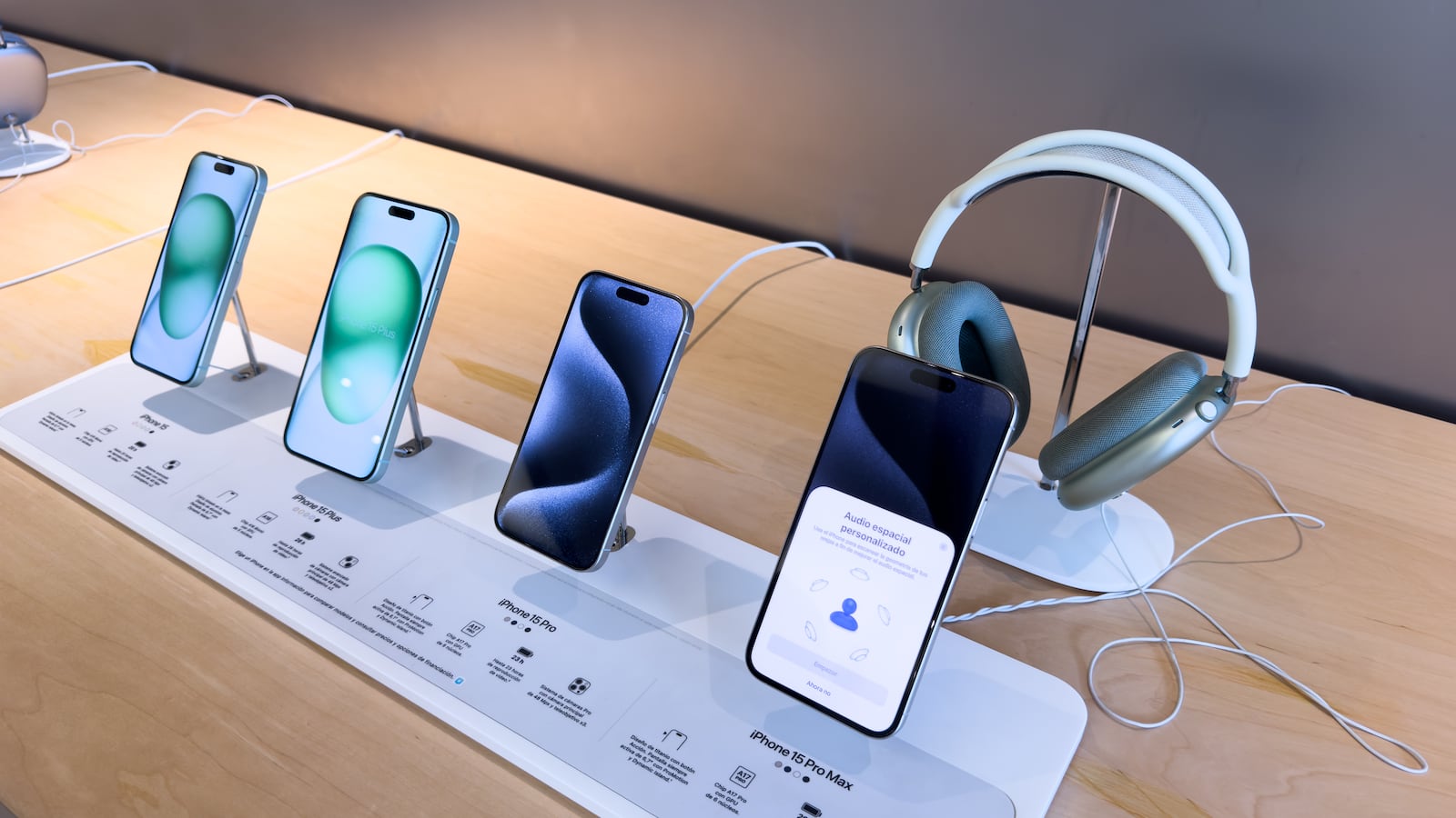 Apple Store in Puerto Venecia shopping mall, Zaragoza, Spain.