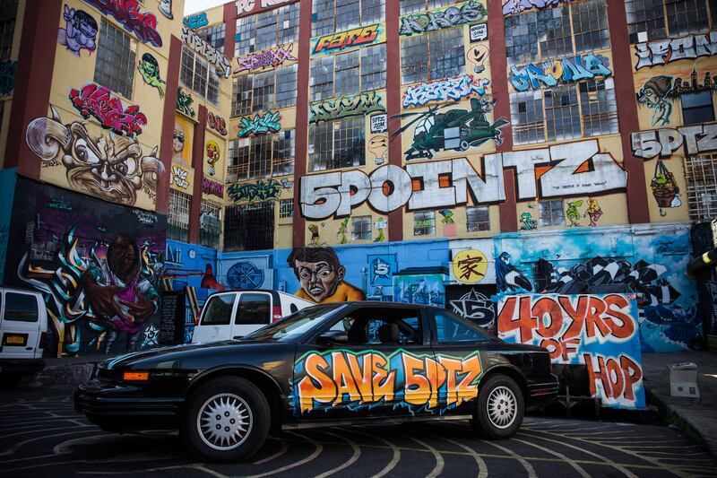articles/2013/11/19/new-york-loses-graffiti-landmark/131119-5-pointz-erased_zpbopl