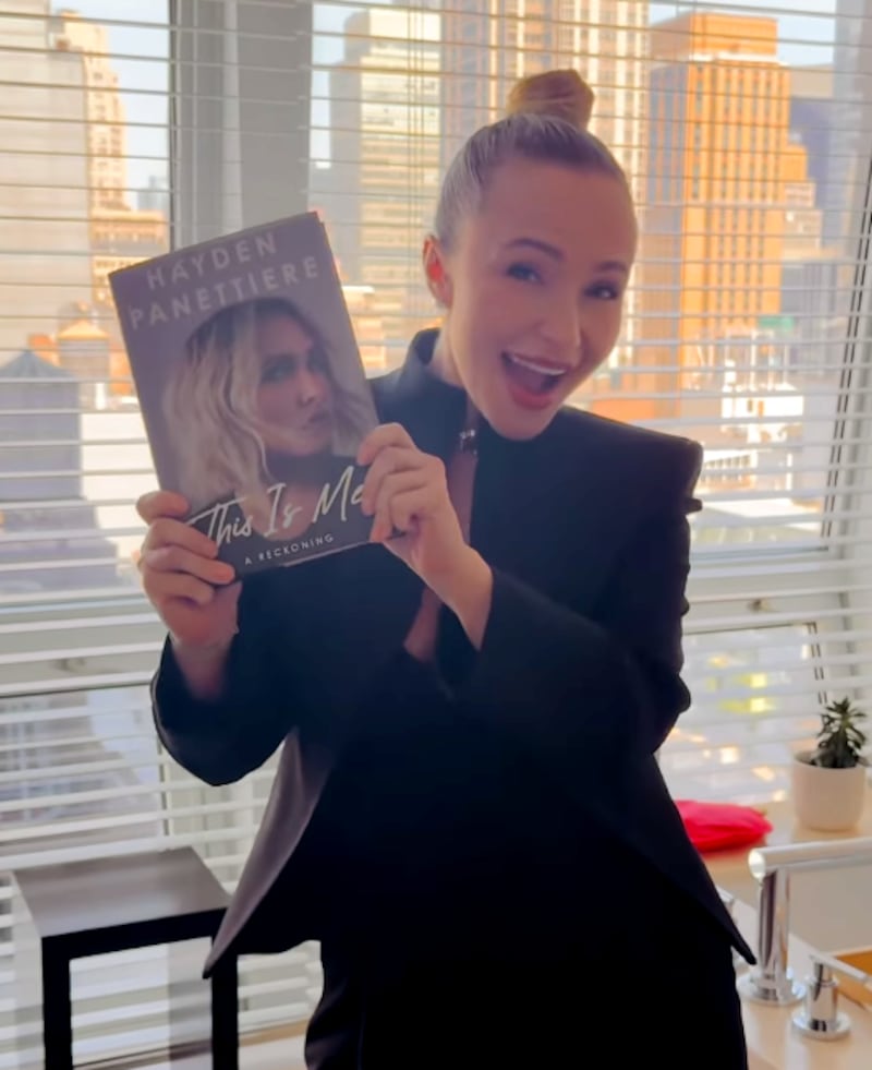 Hayden Panettiere holding her book