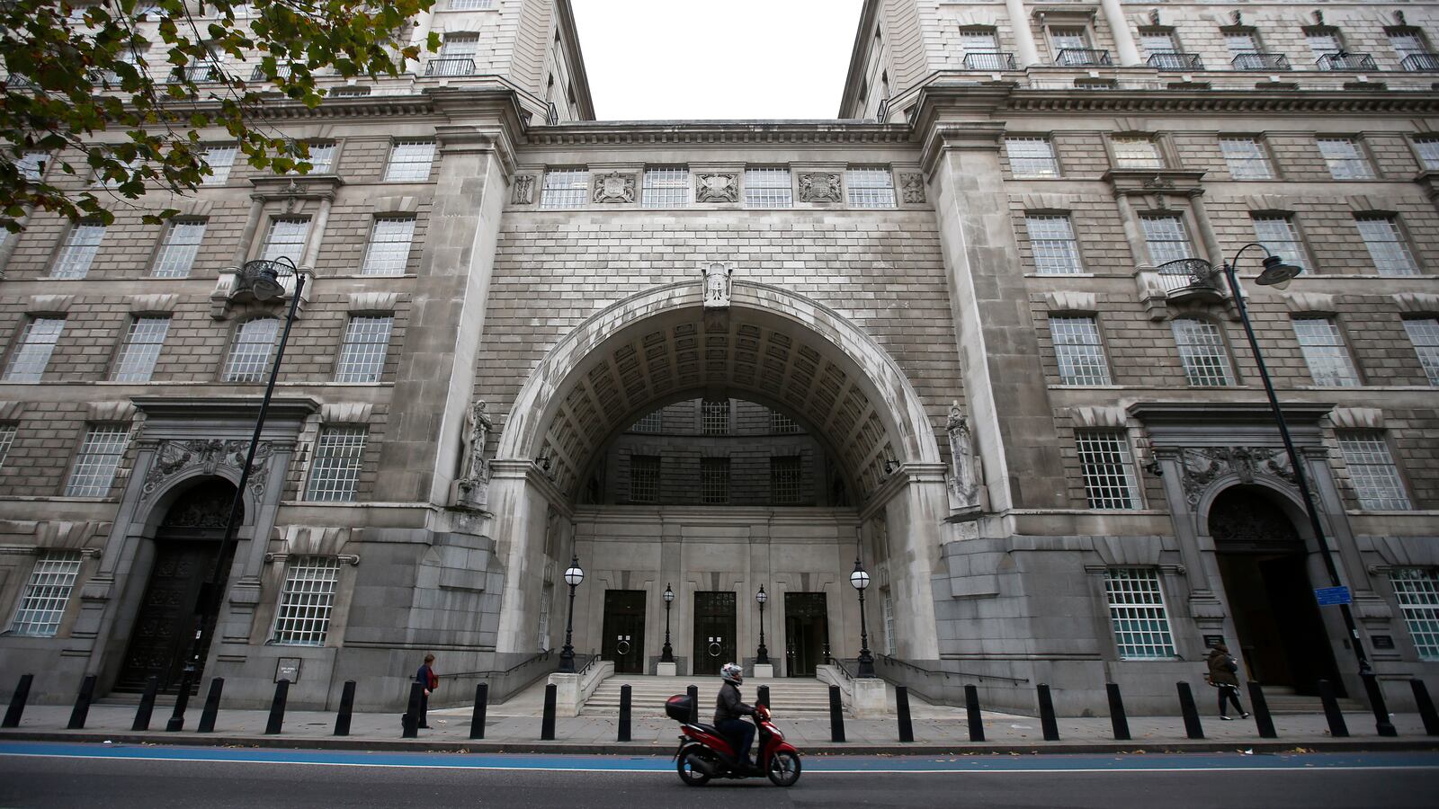 2015-10-24T120000Z_459448425_LR2EBAO0YNIXW_RTRMADP_3_BRITAIN-INTELLIGENCE_f5nkpn