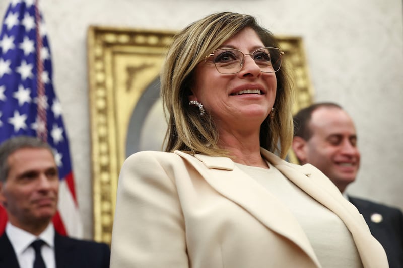 Journalist Maria Bartiromo stands in the Oval Office on the day U.S. President Donald Trump signs executive orders, at the White House in Washington, D.C., U.S. March 6, 2025. REUTERS/Evelyn Hockstein