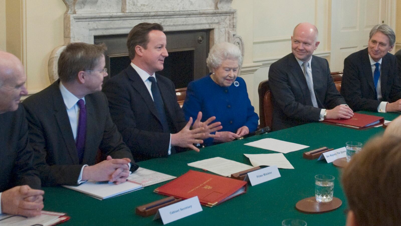 articles/2012/12/18/queen-elizabeth-attends-cabinet-meeting-of-british-government/queen-switch-cabinet_eos6kz