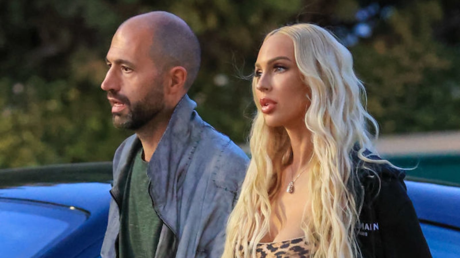 Christine Quinn walks alongside her husband, Christian Dumontet, into a grocery store.