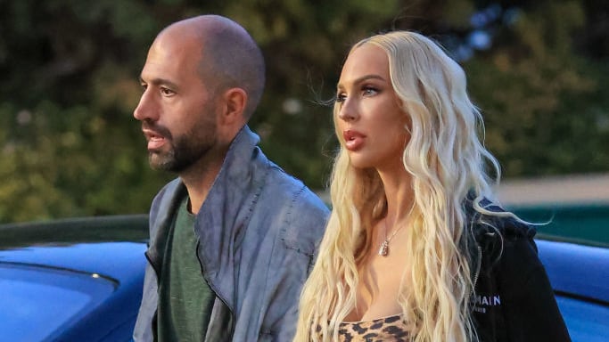 Christine Quinn walks alongside her husband, Christian Dumontet, into a grocery store.