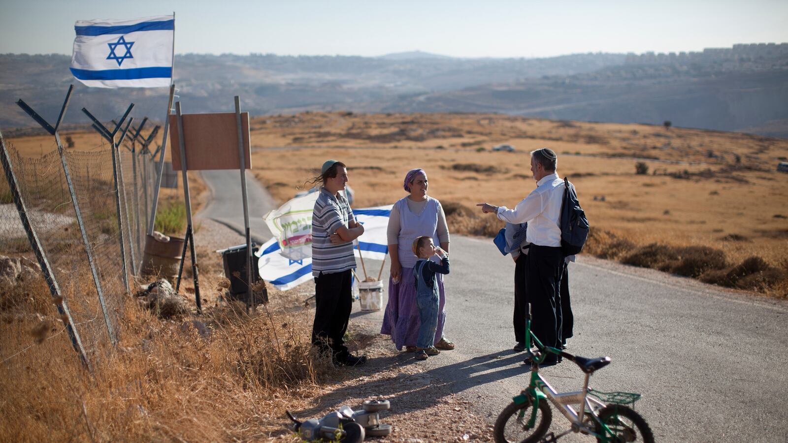 articles/2013/05/29/israeli-peace-camp-empower-moderate-settlers/130317-Lake-Israel-construction-embed_sizuaf